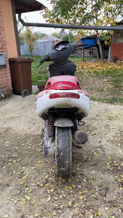 Vand doua motoare si un scuter