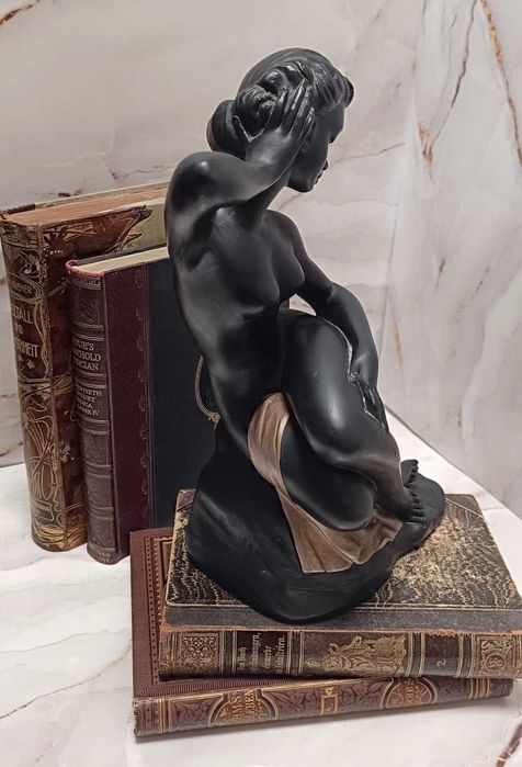 Statuetă fată, nud