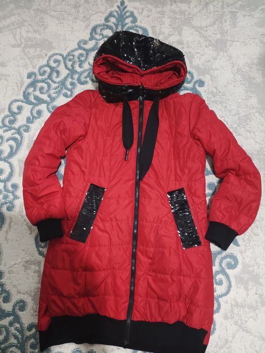 Продам демисезонную куртку для девочки.