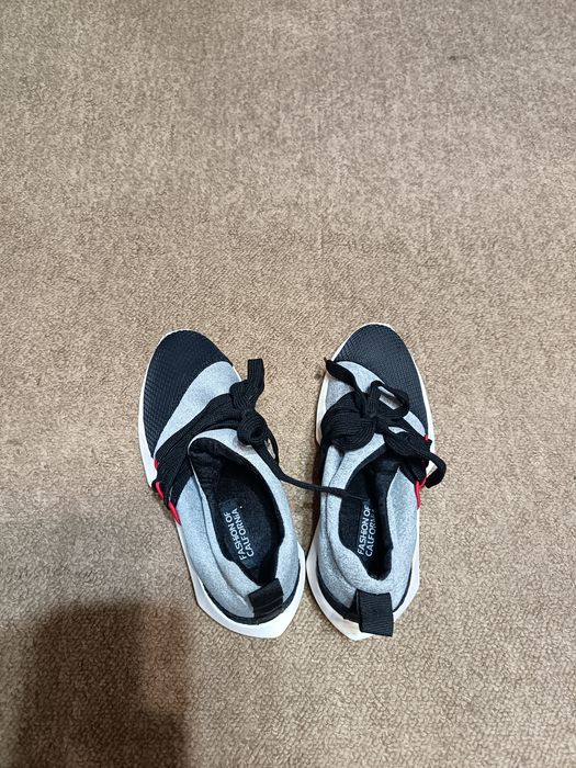 Продам новые кроссовки