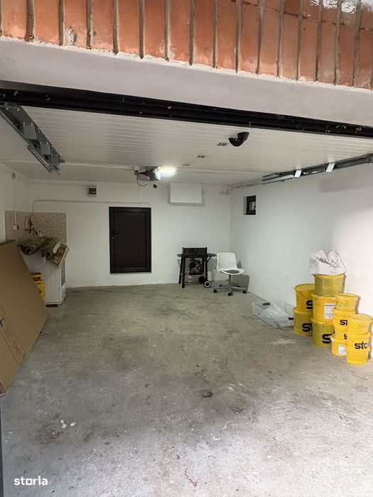 Apartament cu 4 camere, garaj , beci, pod și 3 balcone