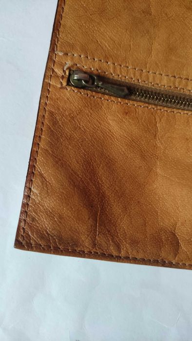 Малка чантичка от естествена кожа за носене на врата