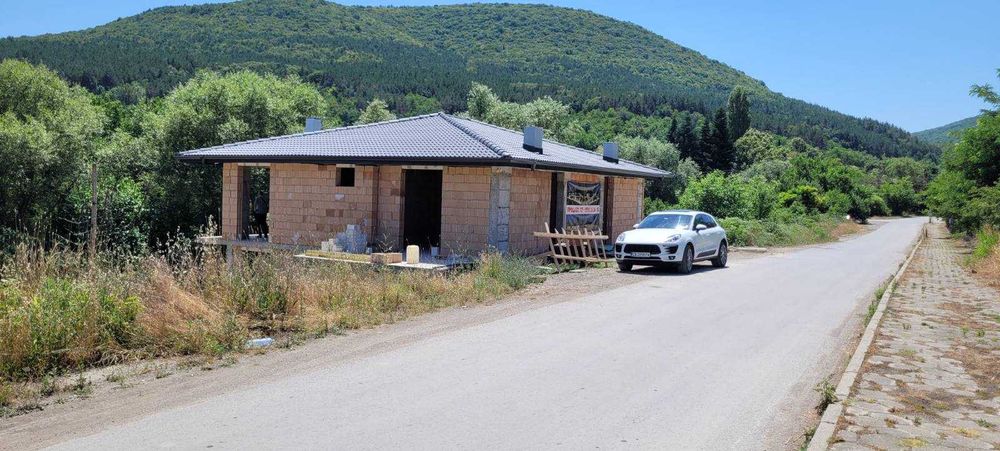 ПРОДАВА :Къща новострояща се с. Стража област Търговище