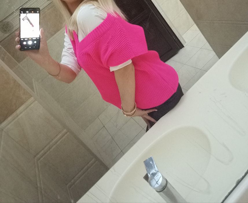 Продается туничка без рукавов.ярка малиновая .