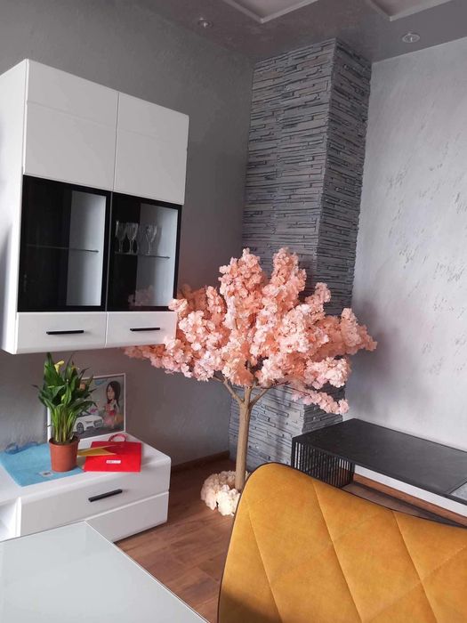 Красиво дърво японска вишна