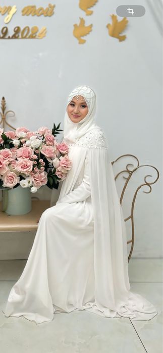 Белое платье на никях