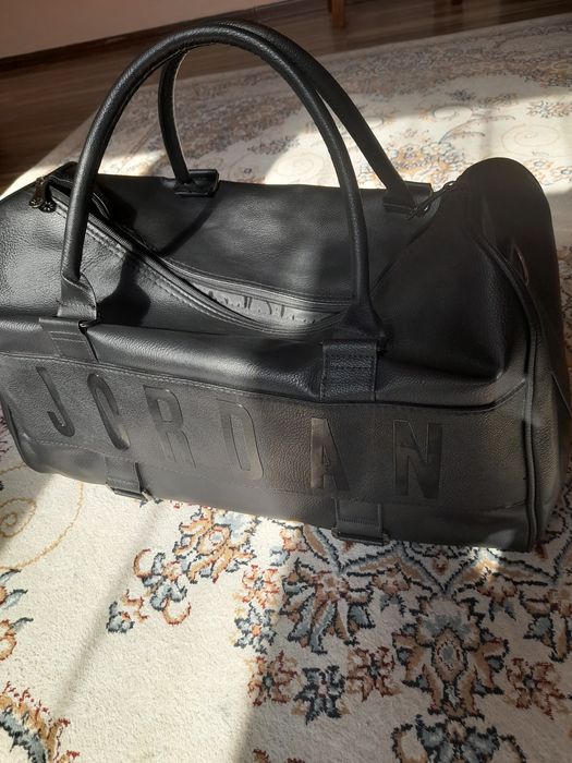 Спорт сумка.  Қара түсті.  Бірақ рет қолданған.