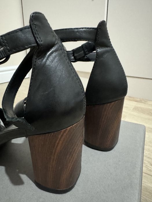 Кожаные босоножки 37 размер