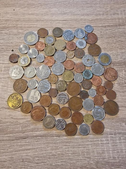 Много различни монети