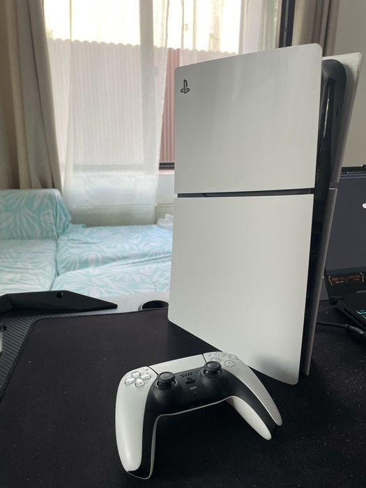 Consola PS5 slim disc 1TB cu garanție la Altex