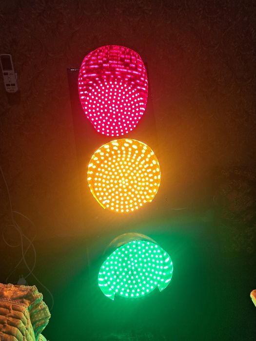 Светофор  катта трасса ва кичик чоррахалар учун ва пиёдалар учун