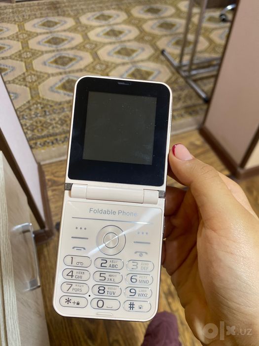 i 15 Pro max , кнопочный телефон лягушка похож на айфон 13
