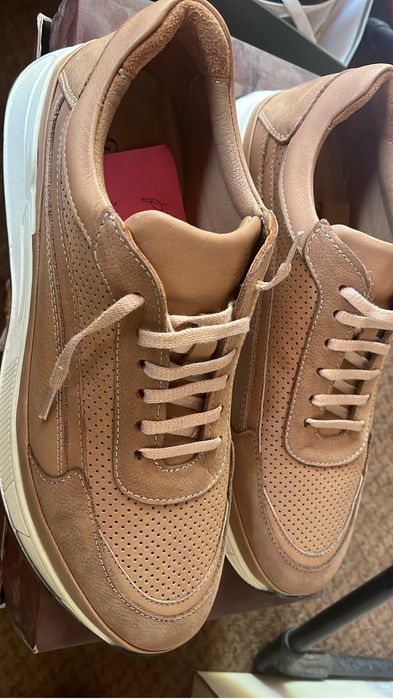 продам кроссовки новые