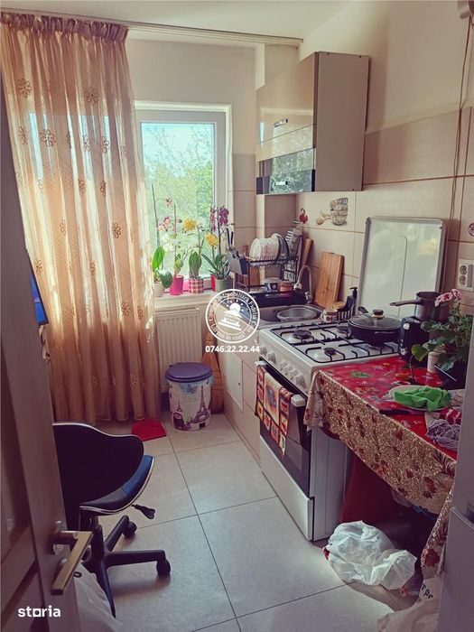 Apartament 3 camere de vanzare, model decomandat - Podul de Piatra