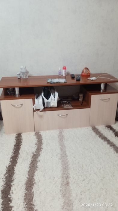 Продам тумбочку под телевизор.