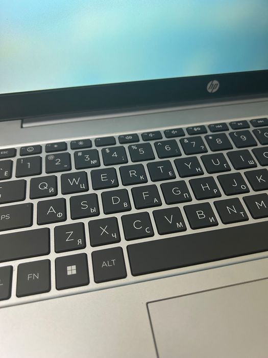 Ноутбук HP, в подарок с оригинальным рюкзаком!!! Всего месяц пользуюсь