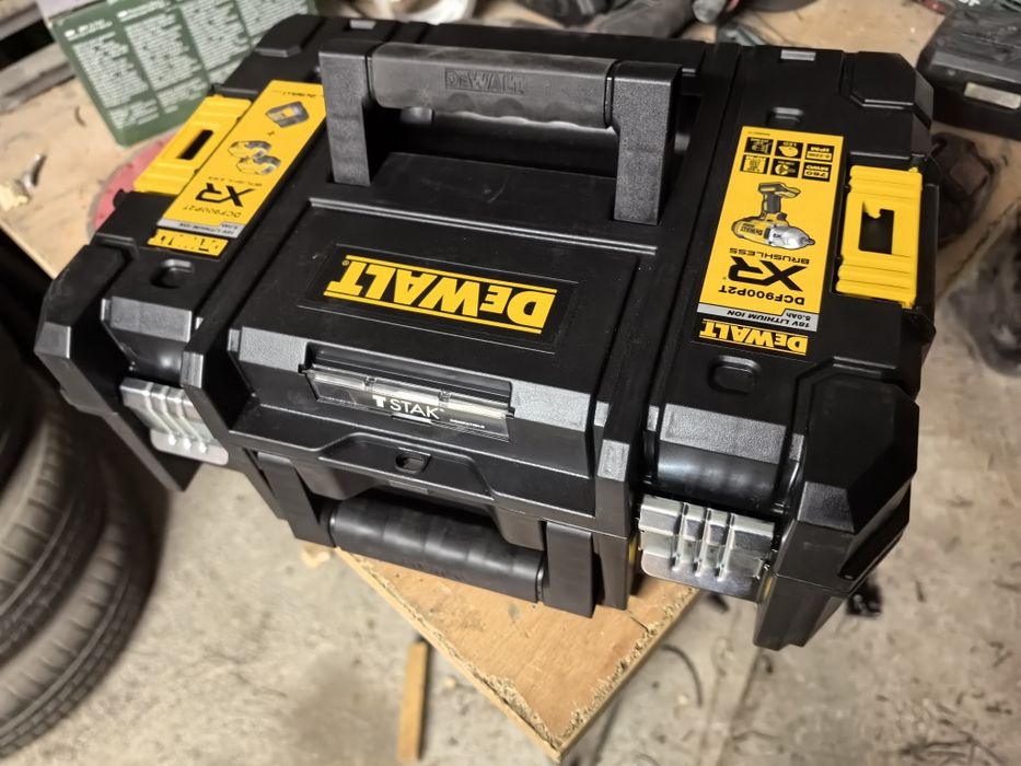 DeWalt DCF900 с две батерий, зарядно