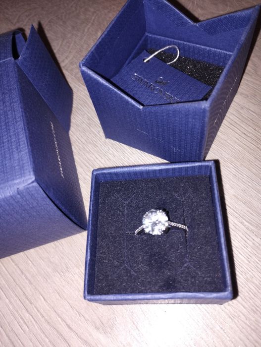 Vând inel Swarovski