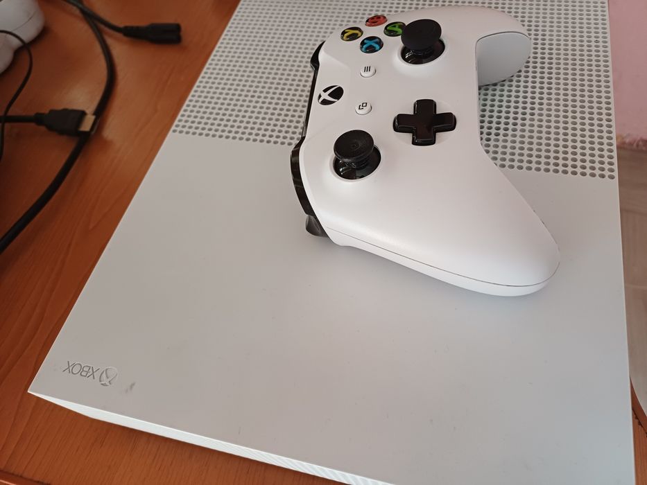 Vând xbox one s  in stare f buna