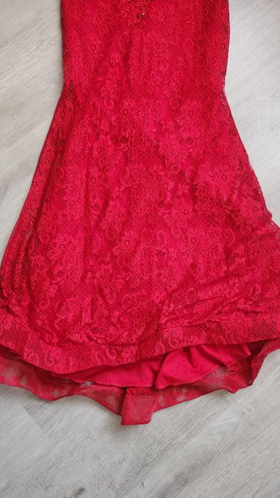 Червена рокля с бродерия от мъниста.
