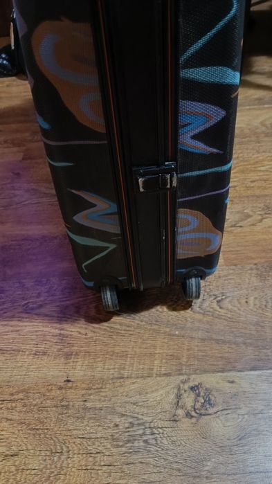 Пътнически куфар среден размер с колелца