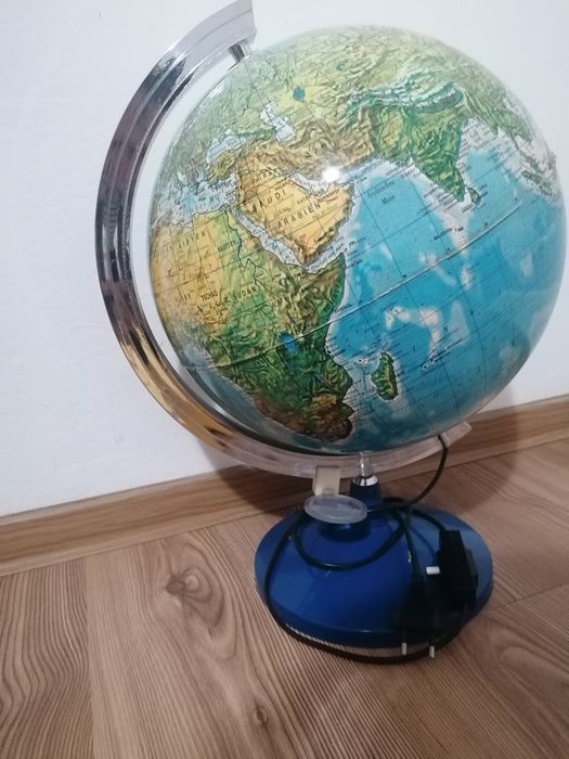 Glob pământesc iluminat cu piedestal și meridian