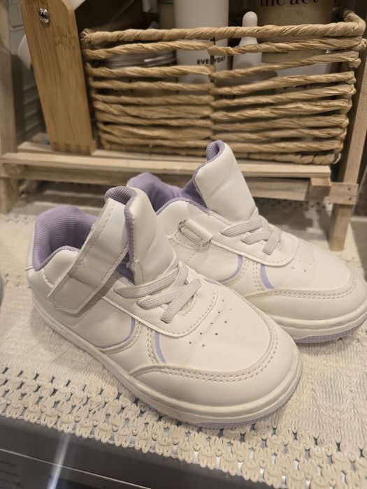 Продам кроссовки для девочки