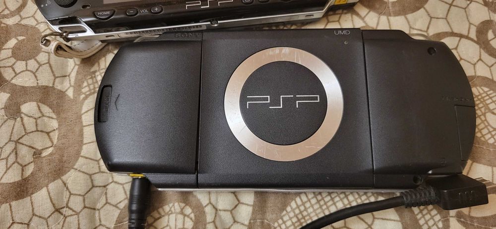 SONY PSP-1004  fuctionale unu spart  unu nu fara accesori fara bateri 400 lei  ambele