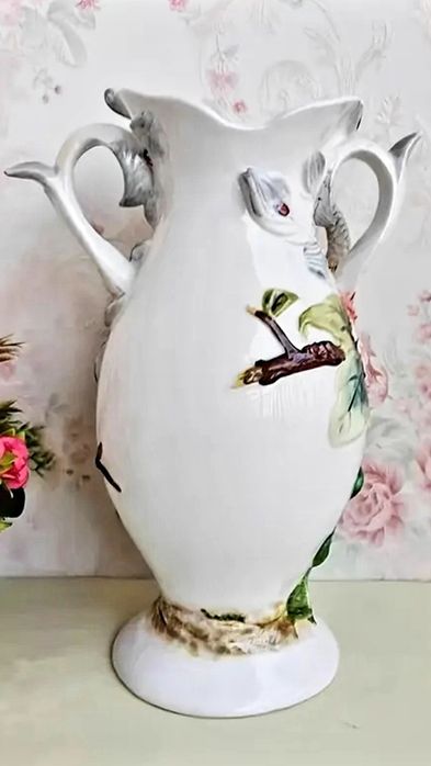 Ваза с паун ръчно рисувана