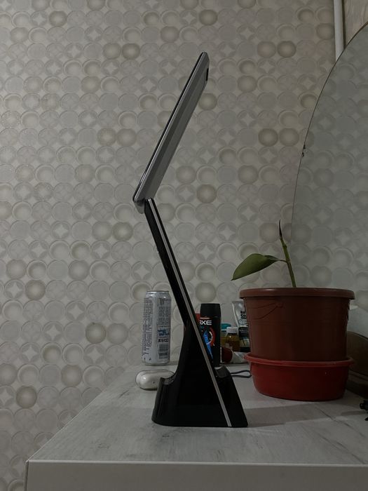 настольная лампа с безпроводной зарядкой