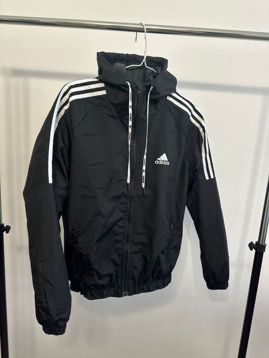 Geci impermeabile,  anti vânt și potrivite pentru zilele ploioase