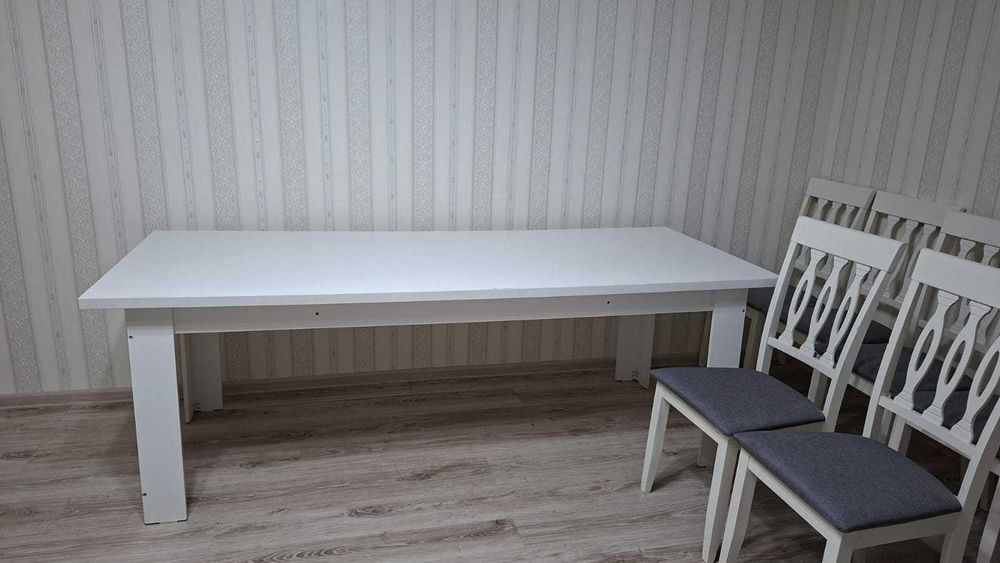 Стол обеденный и стулья