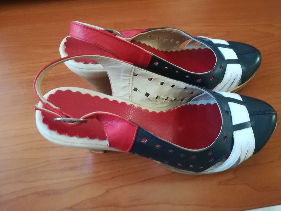 Елегантни дамски сандали - кожени