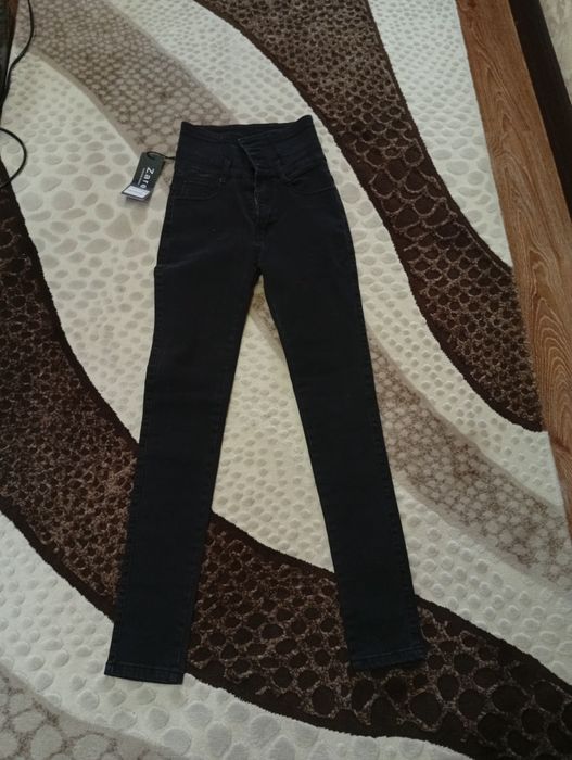 Продам джинсы на девочку.