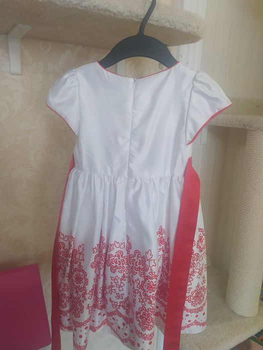 Платье праздничное на 4 года  на девочку