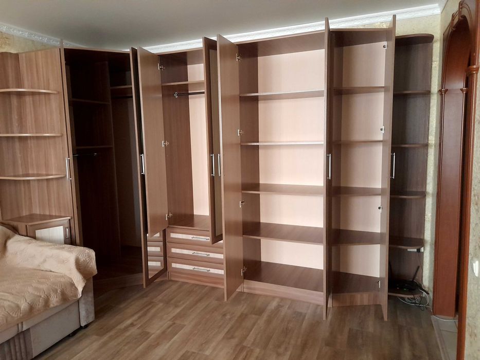 Брльшой угловой шкаф