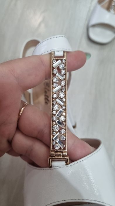 Продам босоножки очень красивые