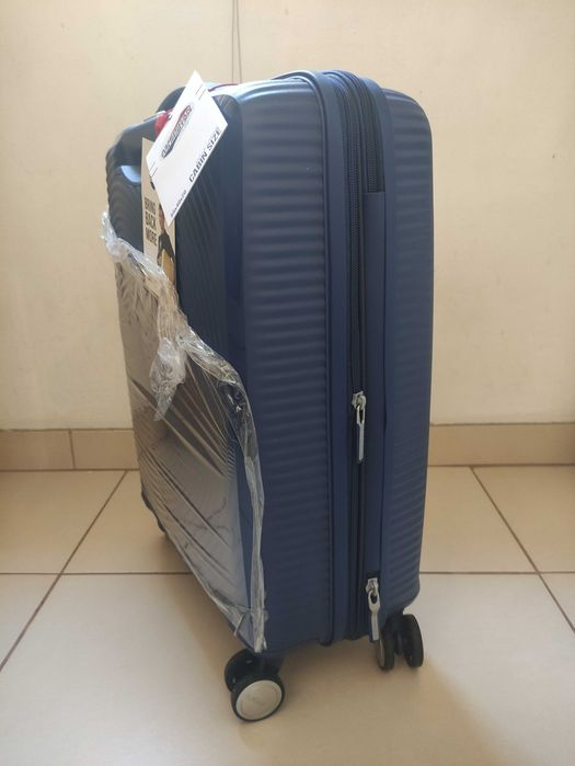 Куфар American Tourister Soundbox Spinner 55/20 TSA EXP – Midnight Navy (Моделът на Роналдо)