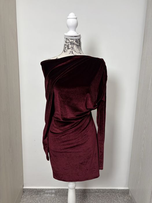 Елегантна къса рокля с ръкав от кадифе в цвят бордо