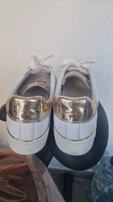 Adidasi guess, mărimea 39.