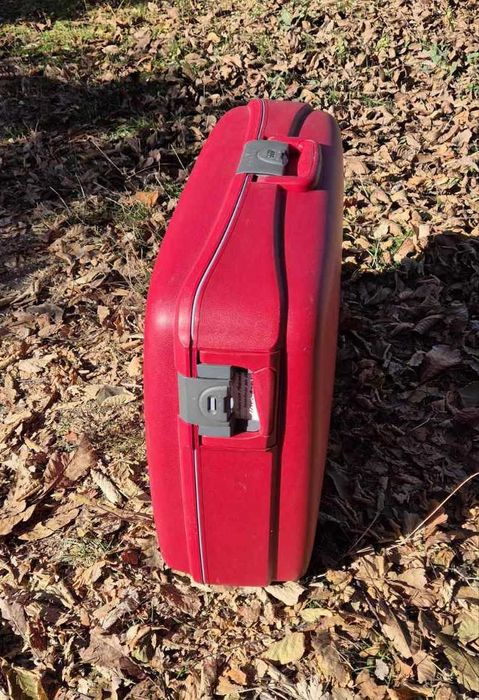 Куфар Roncato, твърд, червен, с тройно закопчаване и заключване