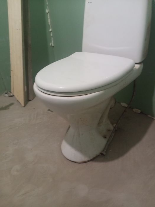 Продам б/у унитаз целый без сколов