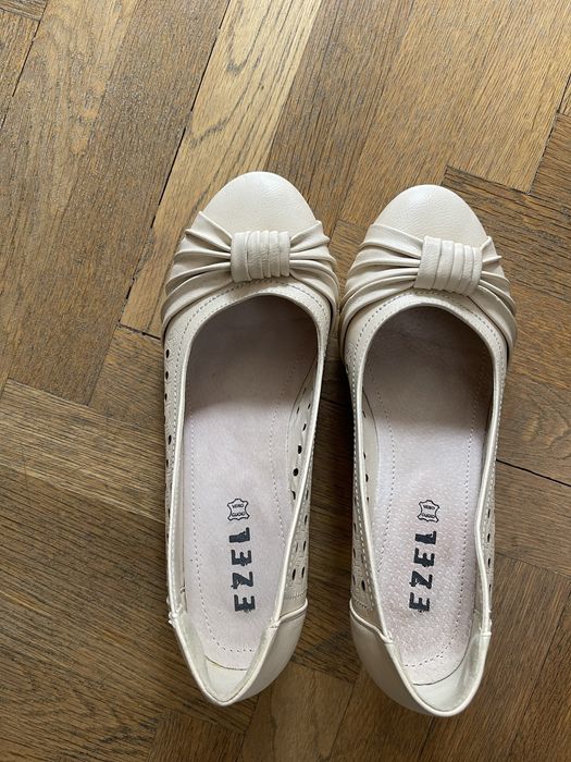 Елегантни обувки бежеви на цвят