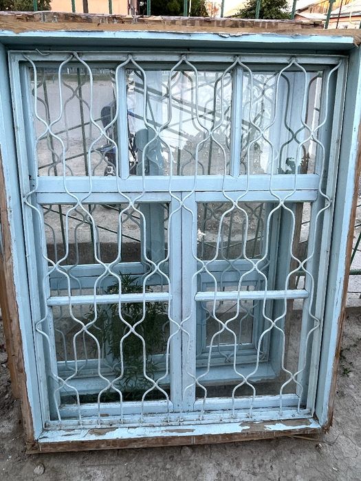 Рамка окон в хорошем состоянии с решетками