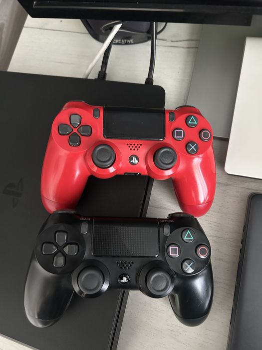 PlayStation 4 slim + 2 controllers