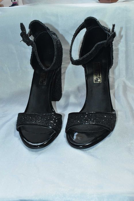 Бална рокля пепел от рози и обувки