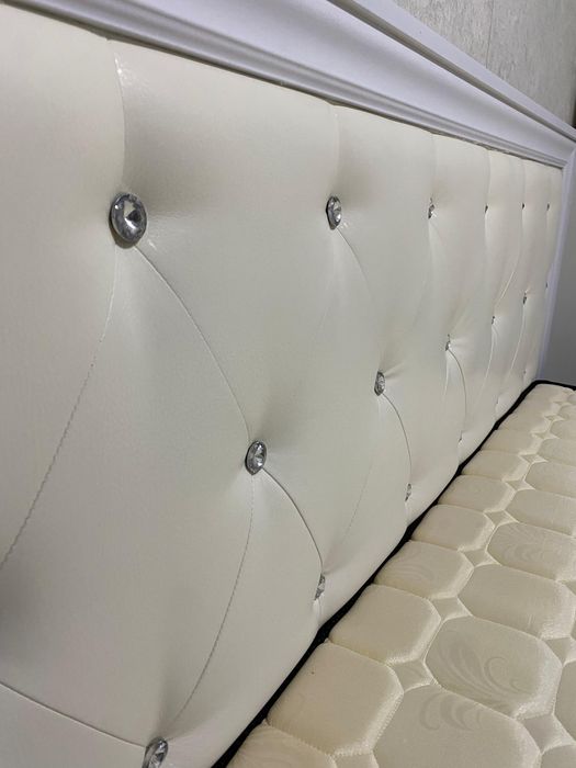 Двухспальная кровать с матрасом