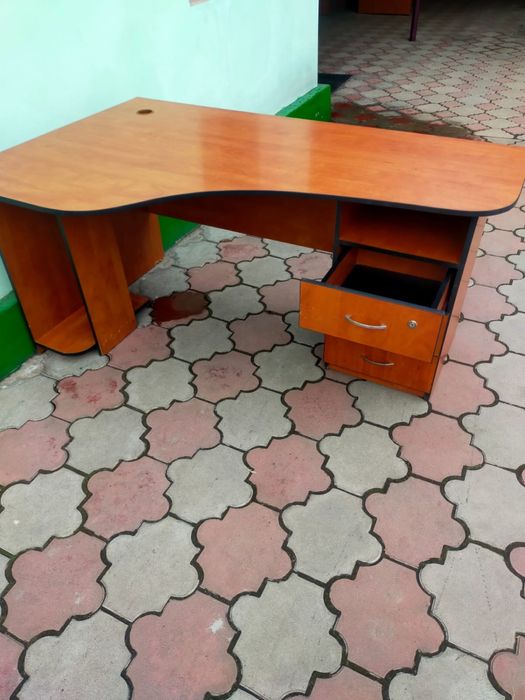 Удобный офисный стол