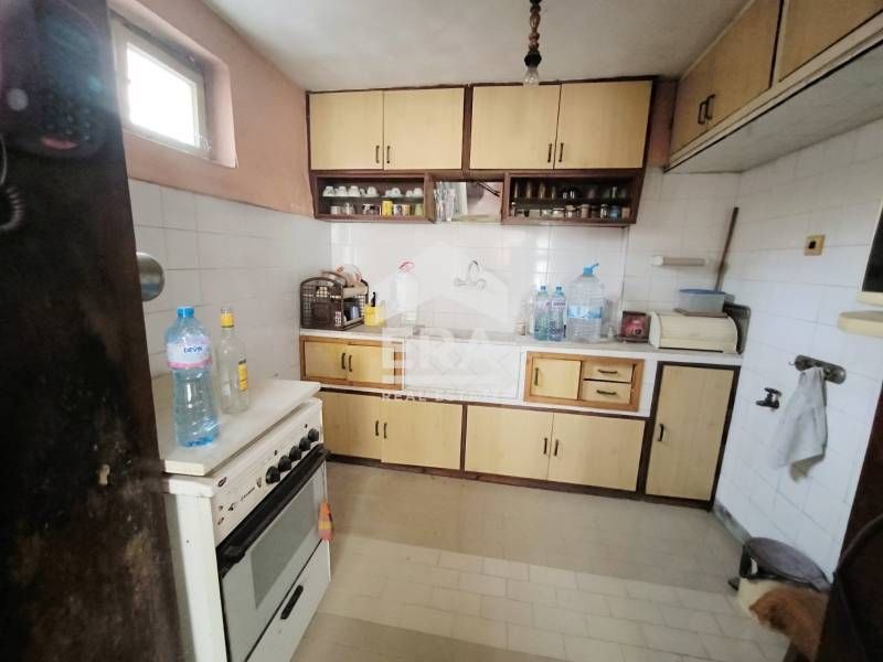 Двуетажна къща с гараж в  кв.Младежки хълм