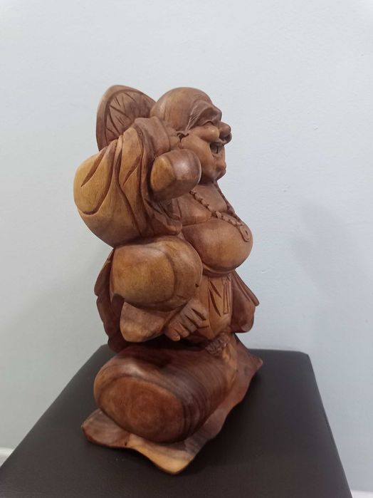 Голяма скулптора от дърво Буда